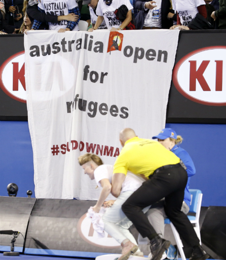 Протестъри прекъснаха финала на Australian Open (СНИМКИ)