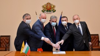 Министрите Росен Желязков и Костадин Ангелов заедно с директорът на