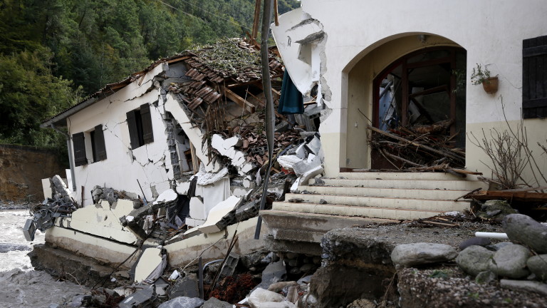 12 загинали при наводненията във Франция и Италия 
