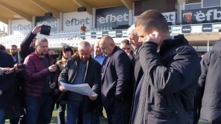 Министър председателят Бойко Борисов посети стадионите на Локомотив и Ботев в