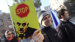 Част от гражданите които протестират срещу избора на новия главен