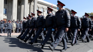Армията и полицията в Киргизстан призоваха политиците да се разберат и да върнат законноста 