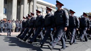 Армията и полицията в Киргизстан призоваха политиците да се разберат и да върнат законноста