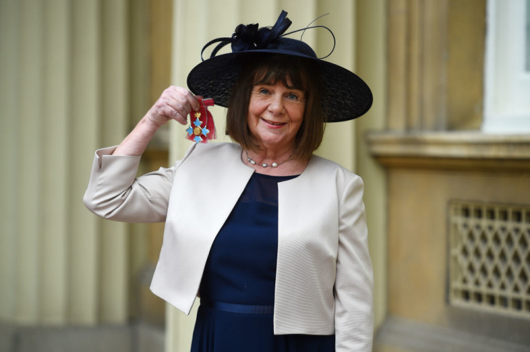  Джулия Доналдсън в Бъкингамския дворец със своето отличие за заслуги към литературата