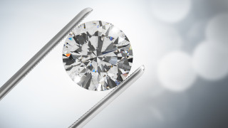 Най-големият търговец на диаманти вече няма да продава истински... диаманти
