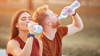Всеки ден е важно да пием достатъчно вода но когато навън