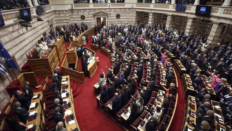Гръцките депутати положиха клетва 