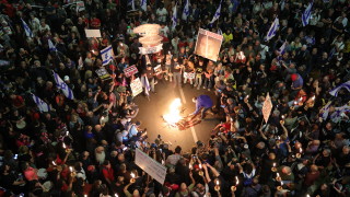 Хиляди израелци в събота на протест настояха премиерът Бенямин Нетаняху