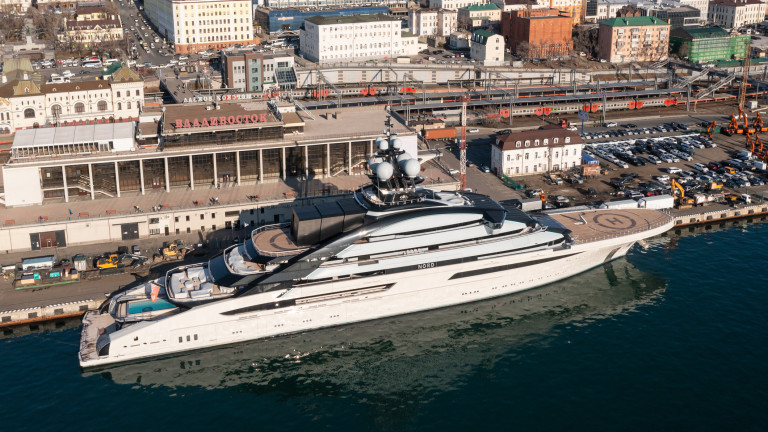 Яхтата NORD, собственост на Алексей Мордашов, стои на кея във Владивосток, 2022 г.