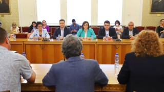 След преговорите: ИТН леко се заяде с БСП, била твърде социална партия