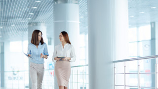 Заетостта при жените е по висока отколкото при мъжете но заплащането