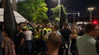 Напрежение на протеста: Полицията не допуска бус на „Системата ни убива” да премине