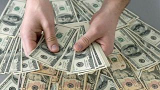 Щатският долар потъна до 10 месечно дъно срещу кошницата от основните