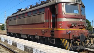 Влак удари кола на жп прелез със спуснати бариери в Зверино