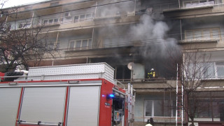 Пожар горя в апартамент в жилищен блок в центъра на