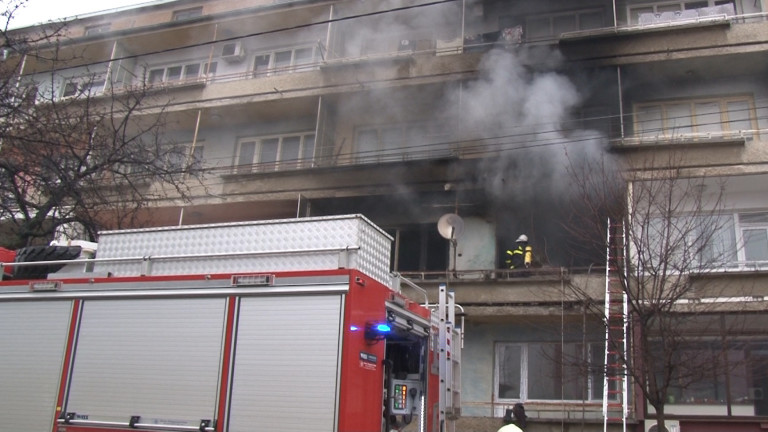 Пожар горя в апартамент в Пловдив, прехвърли се и при съседите