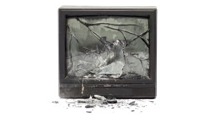 Гневен мъж изхвърли телевизора си през терасата