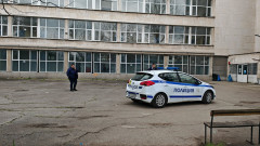 Оперират спешно падналия от петия етаж ученик, има травми на гръбнака и двата крака