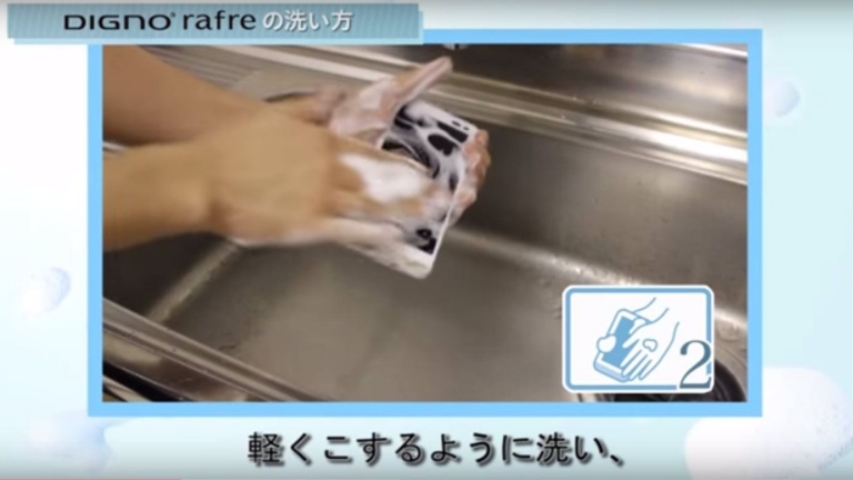 Японска компания създаде смартфон, който може да бъде измит (ВИДЕО)