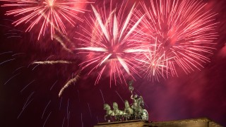 Фойерверки отнеха живота на двама души на новогодишните празненства в