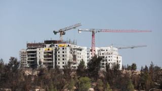 Израел продължава в сряда с плановете си да построи около