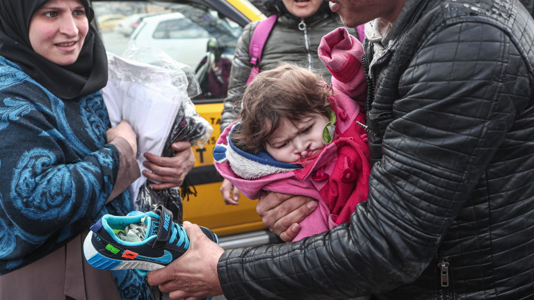 Турция гони седмина сирийски мигранти, показвали се в социалните мрежи ядящи банани
