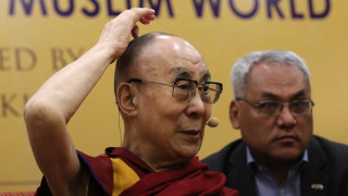 Далай Лама се извини заради видео на което се вижда