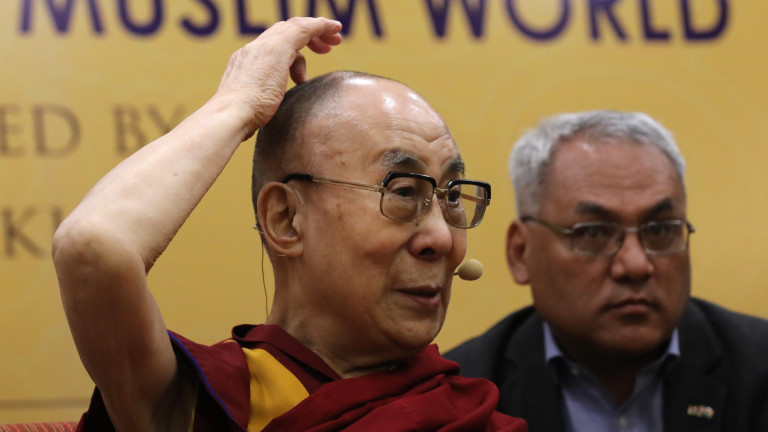 Далай Лама се извини заради видео, на което се вижда