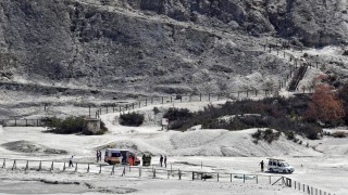 Цяло семейство загина след падане в кратер на вулкан в