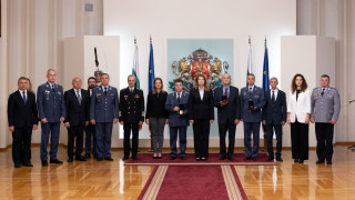 Йотова отличи с Почетния знак на президента офицери от ВВС