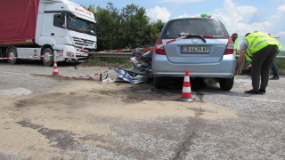 Трима пострадаха при катастрофа между ТИР и кола съобщават от