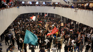 Хиляди привърженици на шиитския духовник Моктада ал Садр проникнаха в