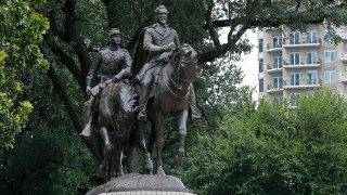 Работници демонтираха паметник на най изтъкнатия генерал на силите на Конфедерацията