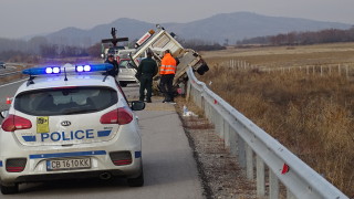 Движението на АМ "Струма" е ограничено заради катастрофа