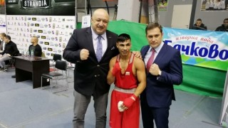Двукратният европейски шампион по бокс Даниел Асенов започна с категорична