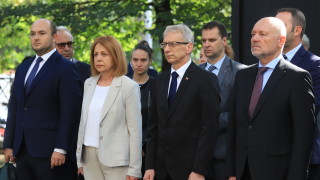 Пред костницата мавзолей на княз Александър Батенберг в столицата бе