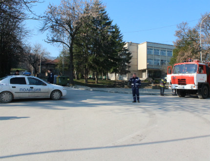 Уволниха двамата полицаи, снимали преди операцията в Лясковец