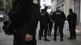 Гърция ще произвежда антисептици от конфискуван алкохол съобщава Политико позовавайки