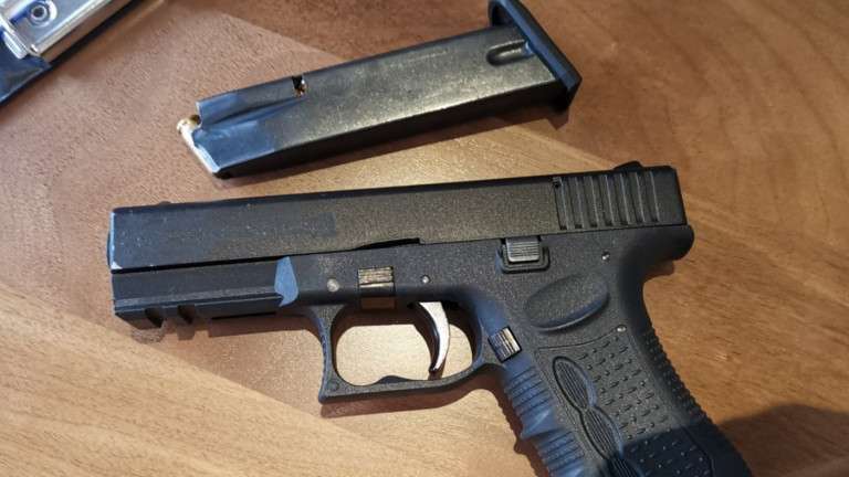 Арестуваха 86-годишен мъж, заплашвал с пистолет служители на мобилен оператор