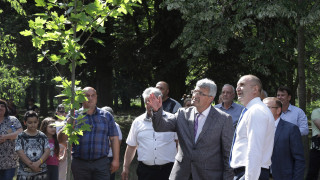 Разкритията за интимните връзки с едрия бизнес оставят усещането за