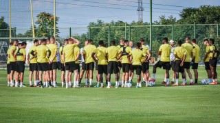 Трима футболисти на Ботев Пловдив ще пропуснат гостуването на канарчетата