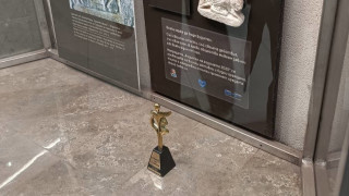 Призът "Будител на годината" за проекта "Черна писта" е изложен на метростанция "Сердика 2"