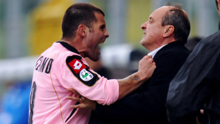 През последните седмици синята футболна общественост се раздели на две