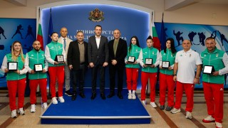 Министърът на младежта и спорта Иван Пешев награди българските призьори
