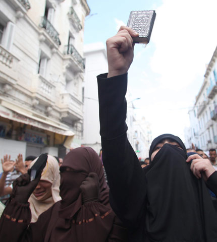 Ислямистите в Тунис обещават да допуснат жени в управлението