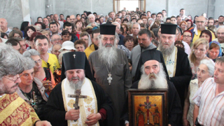 Частица от Светия Кръст пристигна във В. Търново след спукана гума и ПТП