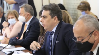 Пенсии, мерки за бизнеса и здравни харчове: Актуализацията на бюджета бе представена в НС
