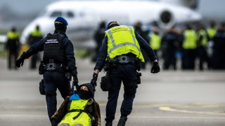 Стотици арестувани екоактивисти на летището в Амстердам 