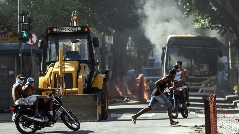 20 загинали при катастрофа на автобус с цистерна в Бразилия