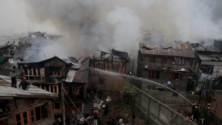 Индийски снаряди поразиха пътнически автобус и села в Кашмир, 11 загинали
